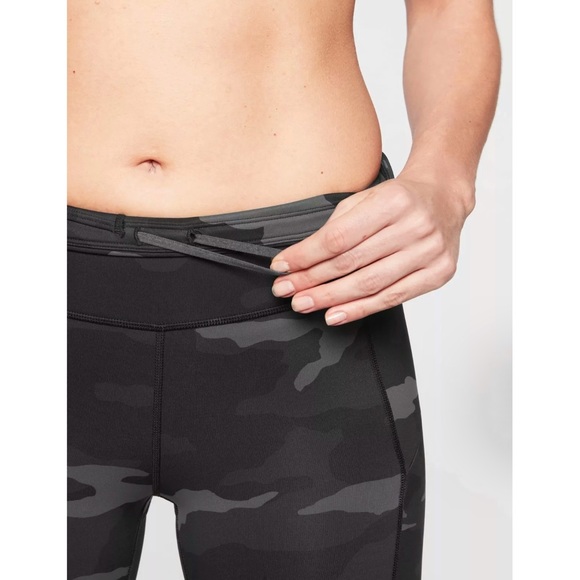 Athleta Camo Contender 7/8 Tight Woman’s Size XS Black & Grey Zip Pockets - Picture 3 of 14